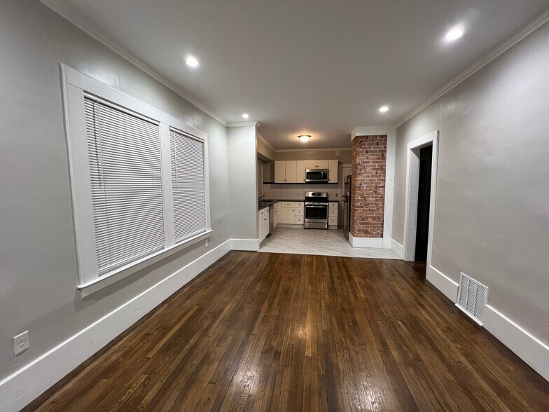 Building Photo - 7426 Dunedin St