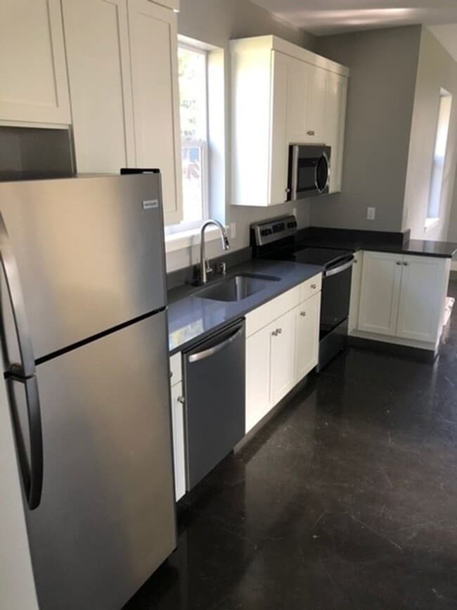 Building Photo - Pet Friendly Single Family Cottage