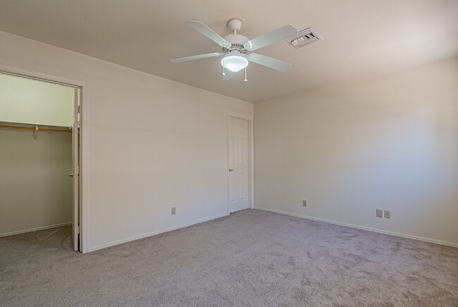 Building Photo - "Well Maintained 2-Bedroom, 2 Bathroom hom...