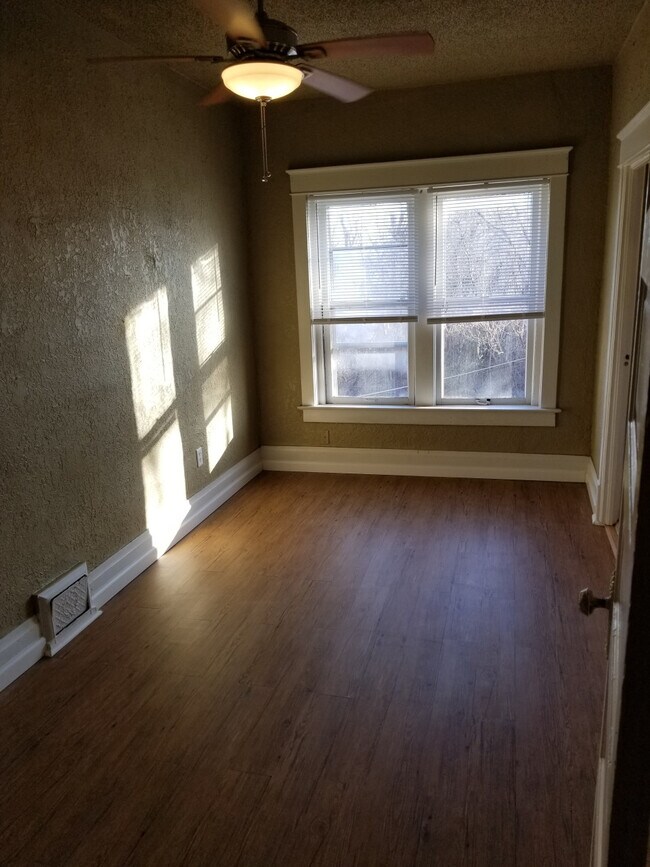 Building Photo - 41st and Troost 2W