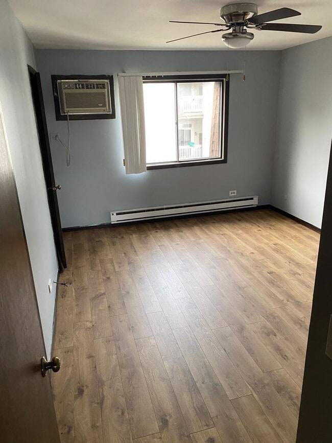 Building Photo - 161 N Waters Edge Dr