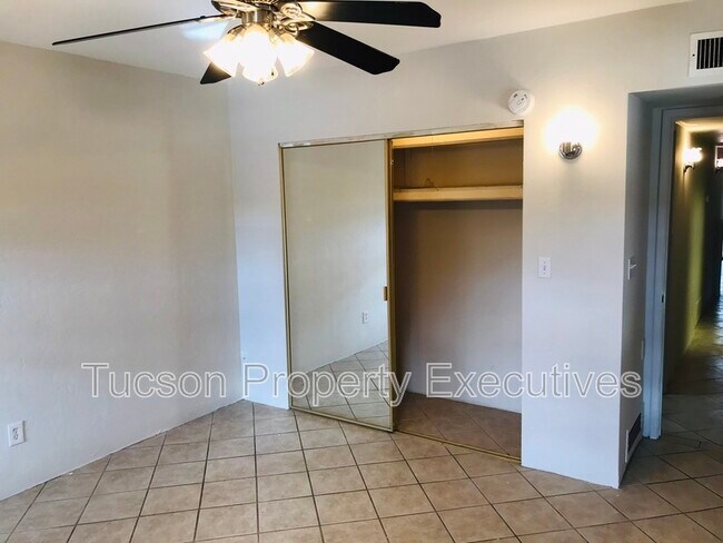 Building Photo - 7742 E Tanque Verde Ln