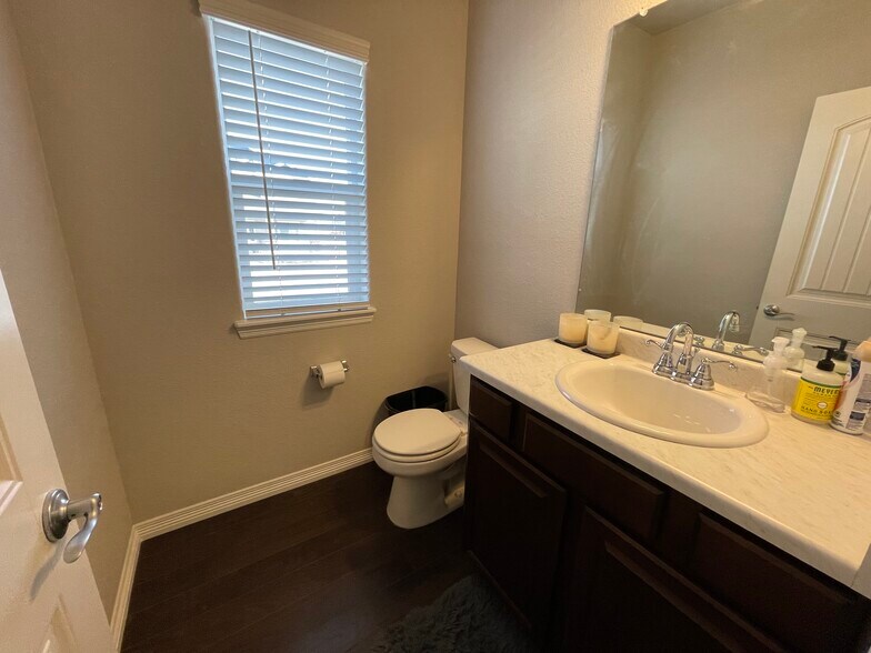 Building Photo - 10994 Aliso Dr