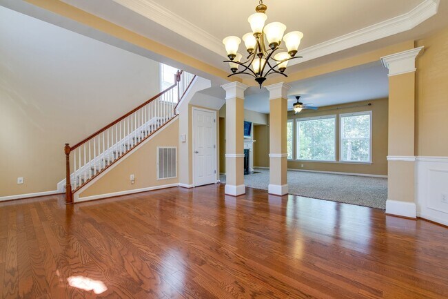 Building Photo - AVAILABLE NOW. 4 Bedroom 3 Bath. Over 3,00...