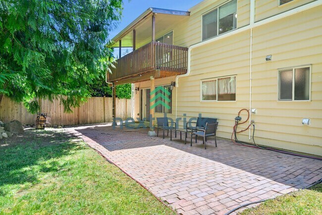 Building Photo - Expansive 4-Bedroom Sammamish Residence w/ Private Guest Suite & Included internet and landscaping.