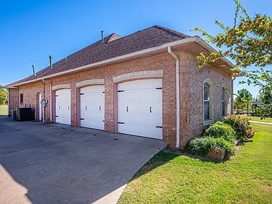 Building Photo - 204 S Riverside Dr