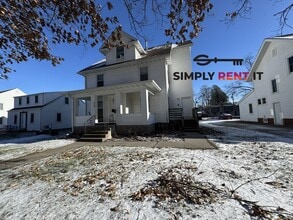 Building Photo - Upper Level Studio Near Campus, Free Parki...