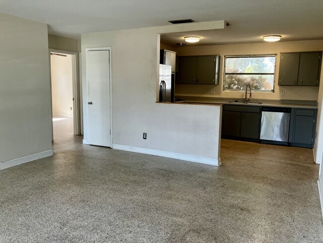 Building Photo - 2 Bedroom with fenced in backyard