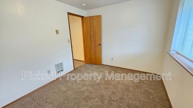 Building Photo - 1334 NE Jasmine Ln