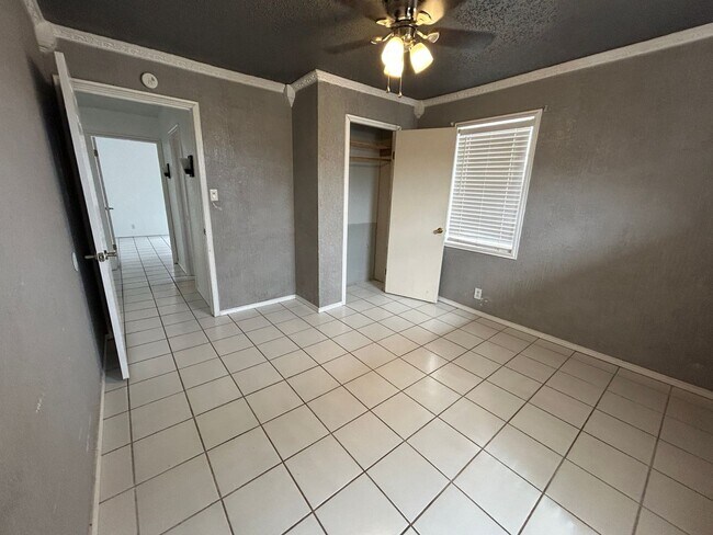 Building Photo - 609 E 6th St