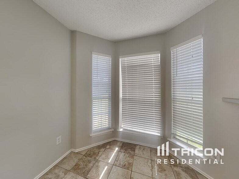Building Photo - 2817 Laurel Hill Dr