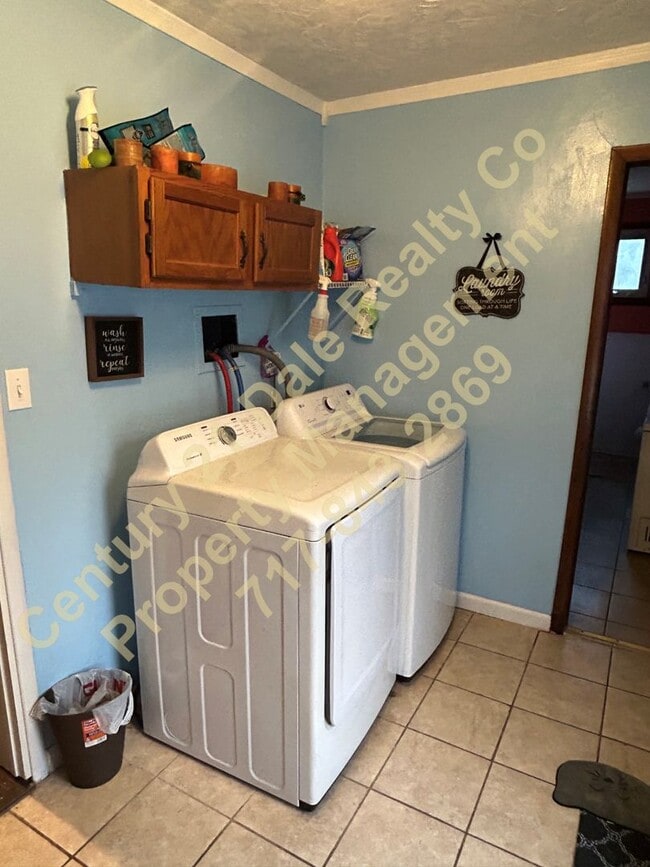 Building Photo - Large 3 Bedroom, 2 Bath Pet friendly home with off street parking and a 600sqft detached garage