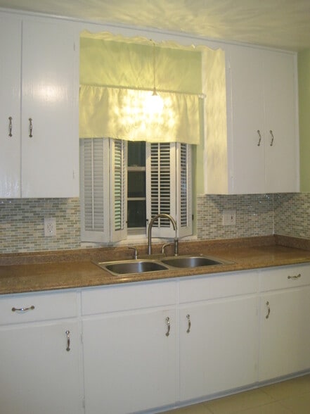 Kitchen - 612 Stetson St