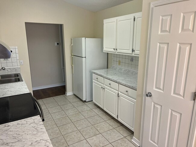 Building Photo - Located in the gated community of Parker's...