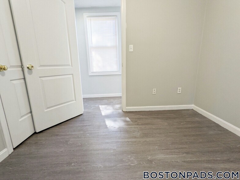 Building Photo - 329 Paris St