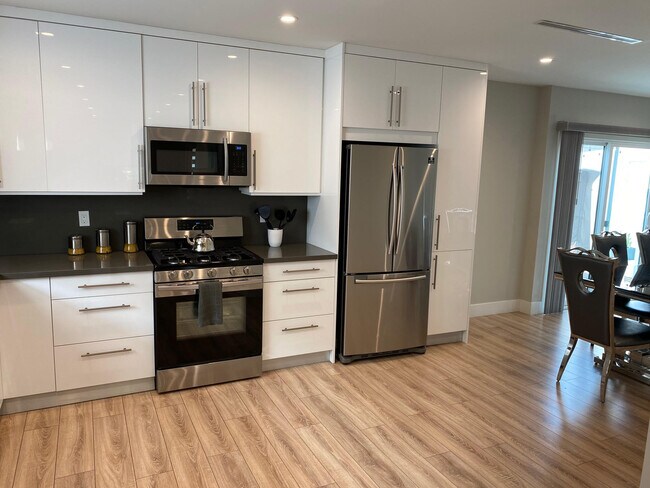 Building Photo - 662 Salem St