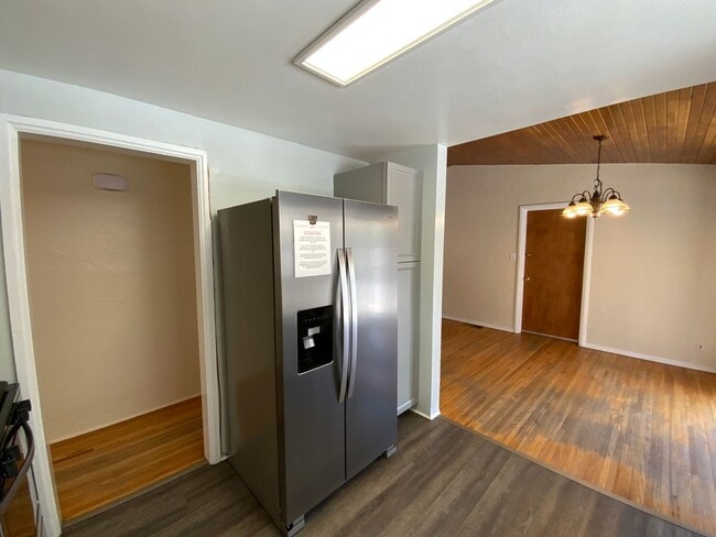 Building Photo - 3 Bedroom Single Story Home Available Near...