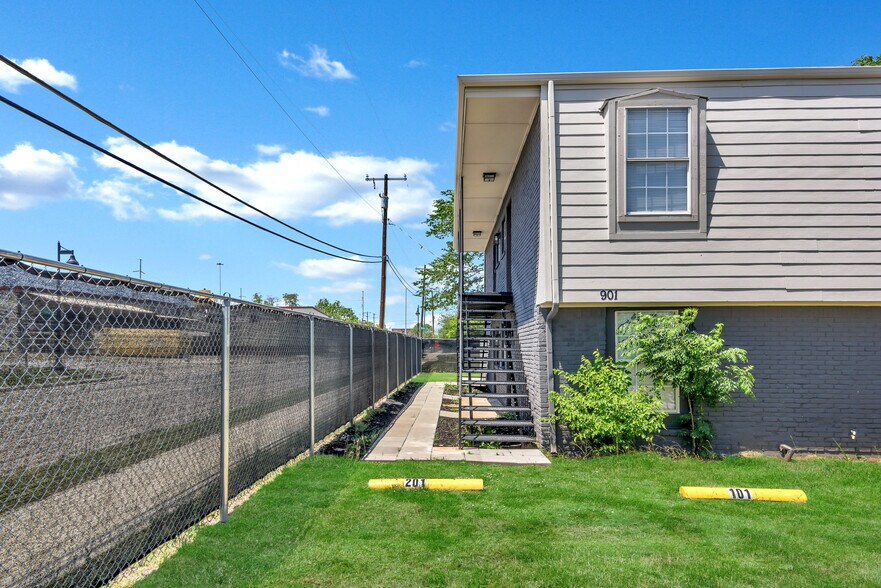 Building Photo - 901 Bessie St