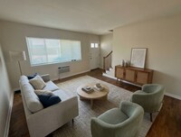 Building Photo - Updated 2-Bedroom Townhouse Near Mott Park