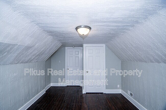 Building Photo - 487 Crouse St