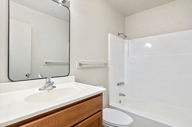 Building Photo - Newly Renovated 5 Bedroom Unit!