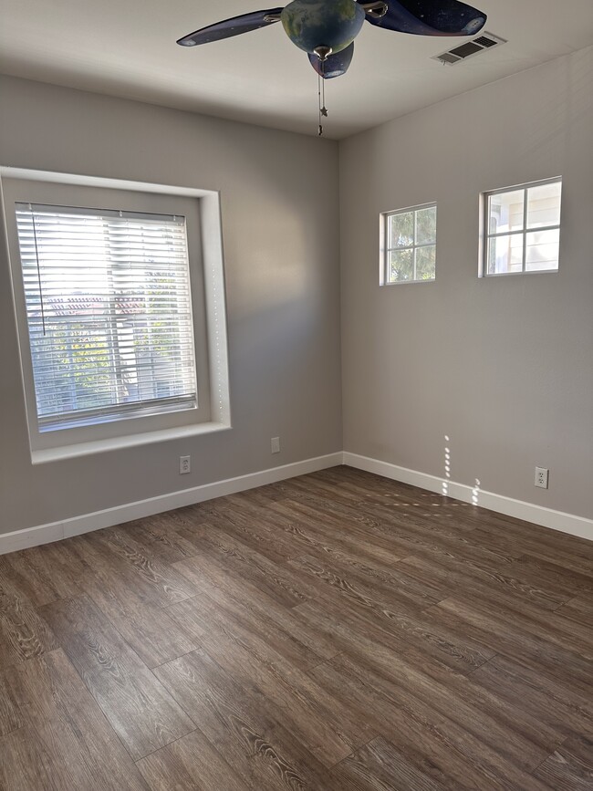 Building Photo - 27 Strawflower St