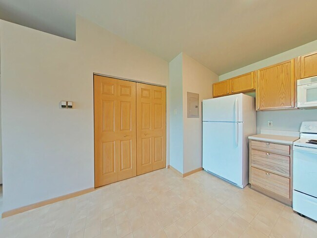 Building Photo - 3505D Fallon Dr
