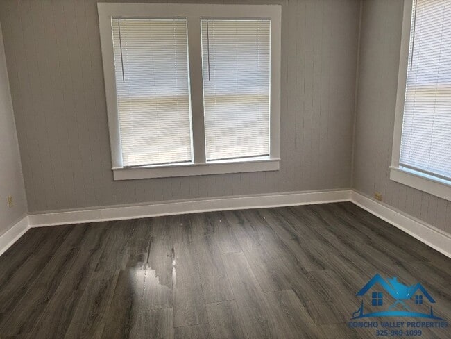 Building Photo - For Rent - 2 Bed/ 1 Bath Home