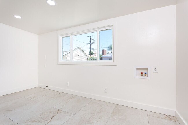 Building Photo - 303 S Sunshine Ave