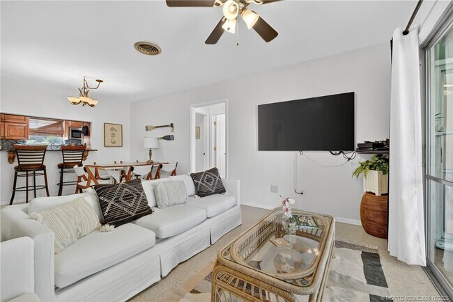 Building Photo - 262 SE Monterey Ave