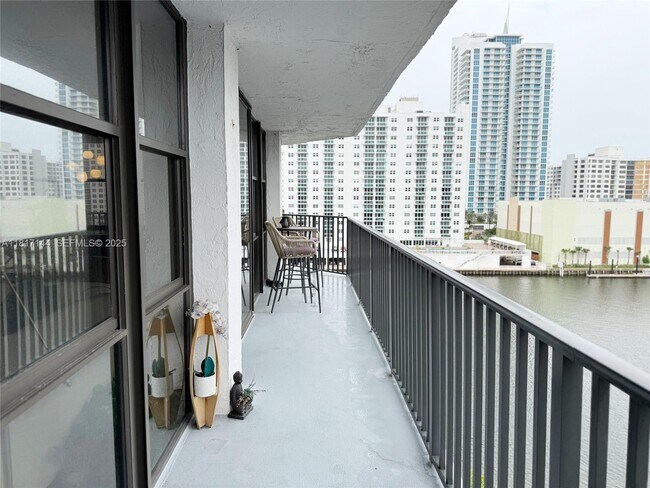 Building Photo - 800 Parkview Dr