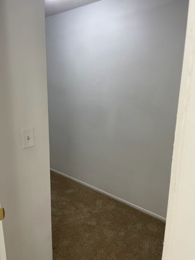 Building Photo - Large One Bedroom Condo