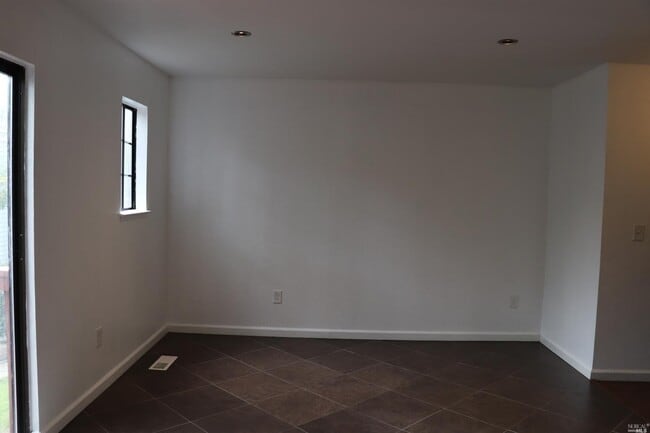 Building Photo - Benicia's 3 Bedrooms & 2.5 Bathrooms Townhouse, Water/Sewer/Trash Paid by HOA