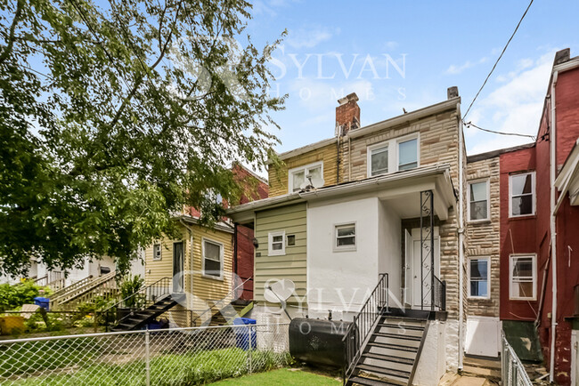 Building Photo - Delightful Brick 3 BR, 2 BA Townhome