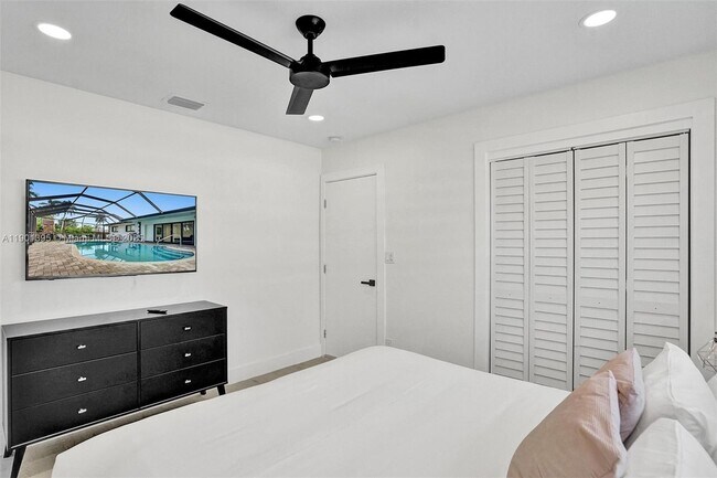 Building Photo - 1141 N North Lake Dr