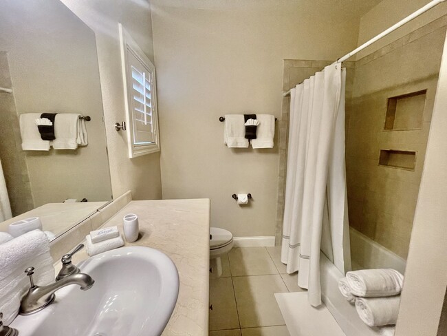 Building Photo - Luxurious 5-Bed, 4-Bath Fully Furnished Ho...