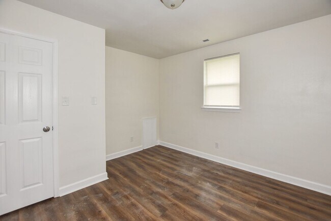 Building Photo - 936-938 Schumann Dr
