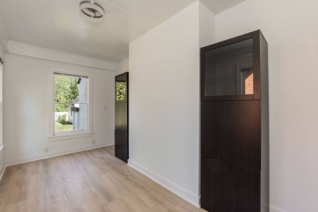 Building Photo - Sheek Updated Home With Pool!