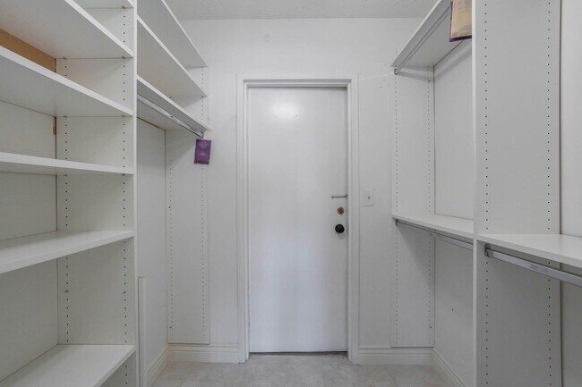 Building Photo - 405 N Ocean Blvd