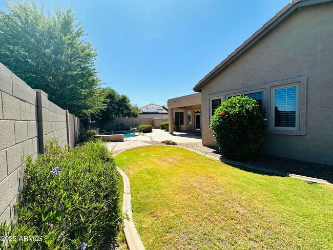 Building Photo - 2720 E Hazeltine Way