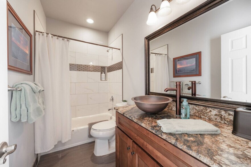 Building Photo - 1079 Sapphire St