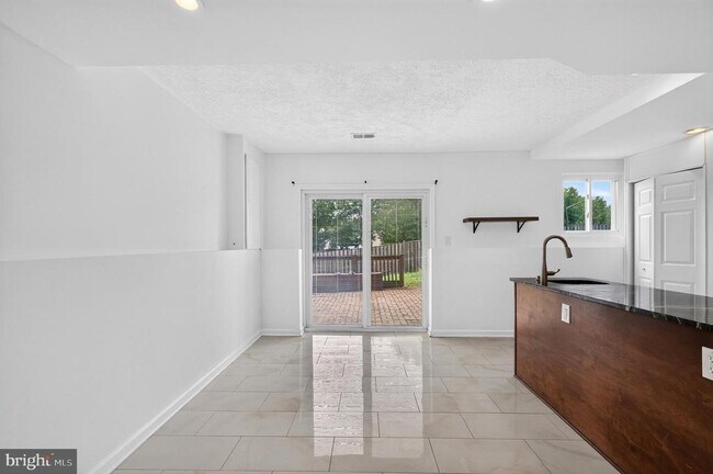 Building Photo - 13296 Hollinger Ave