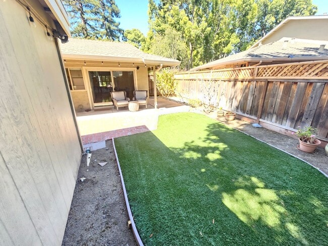 Building Photo - Beautiful Two Bedroom Two Bath Home