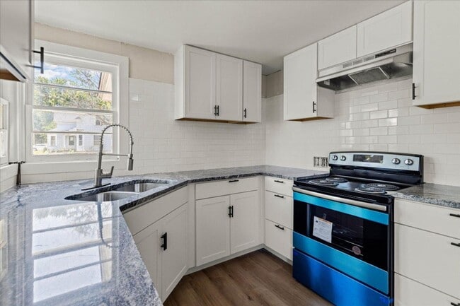 Building Photo - Charming 3 Bedroom, 2 Bathroom Home for Re...