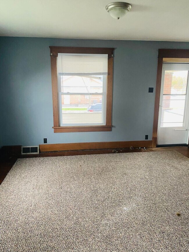 Building Photo - 2 bedroom single family home ready now