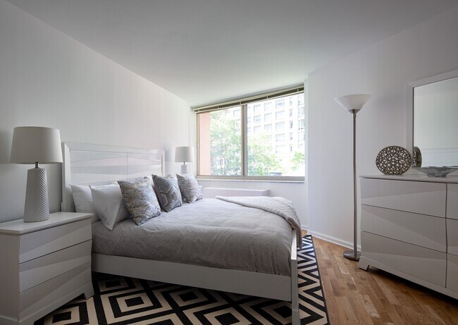 Building Photo - 400 Chambers St