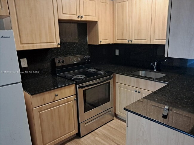 Building Photo - 13025 Emerald Dr