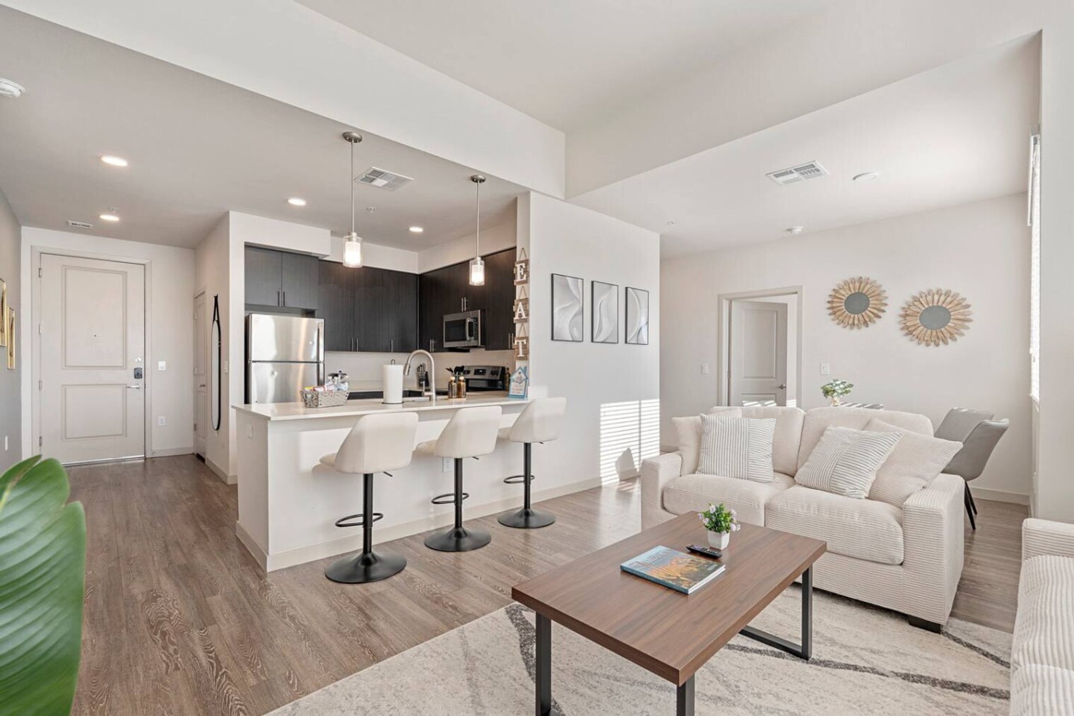 Building Photo - 711 W Broadway Rd