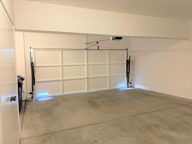 Building Photo - 1450 Palisades Dr