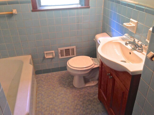 Building Photo - 2019 Bramblewood Dr NE